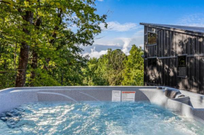 Little Bear Lodge, 3BR2BA private cabin in Cosby, TN Gorgeous outdoor space, fire pit, hot tub